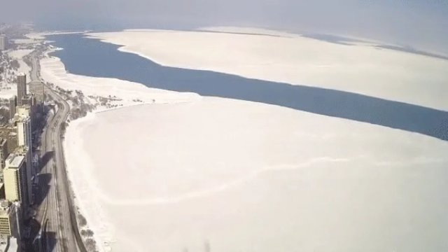 Ogromna pokrywa lodowa odrywa się od brzegu jeziora Michigan