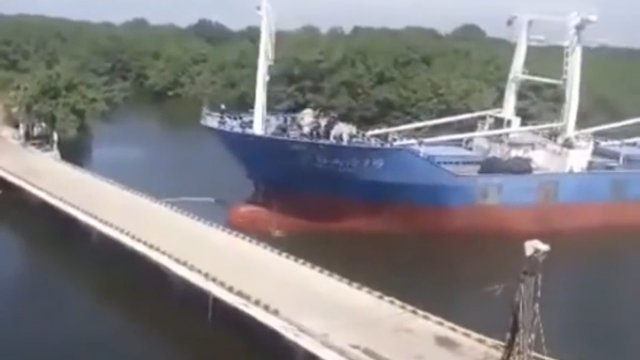 Chiński statek rozbił się o kładkę dla pieszych w Ekwadorze