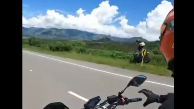 Mistrz prostej na motocyklu wylatuje z zakrętu