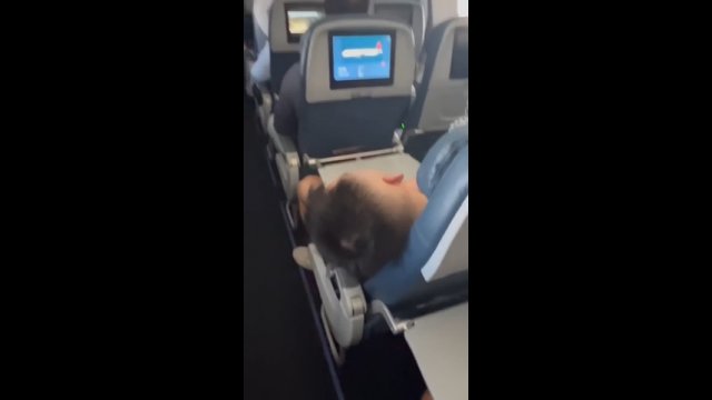 Koleś wylał wodę na śpiącego pasażera w samolocie