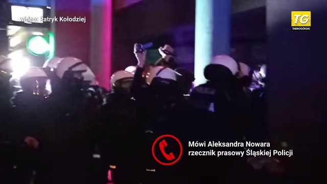 Kilkudziesięciu policjantów szturmuje niewielkie drzwi klubu muzycznego