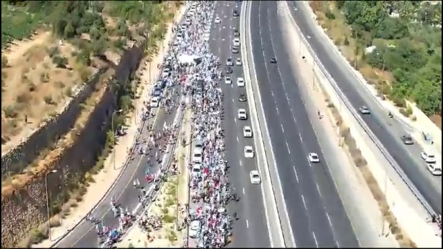 Dziesiątki tysięcy Izraelczyków maszeruje autostradą z Tel Awiwu do Jerozolimy