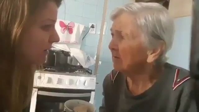 Babcia z Alzheimerem patrzy wnuczce w oczy, wzrusza się i mówi, że ją kocha