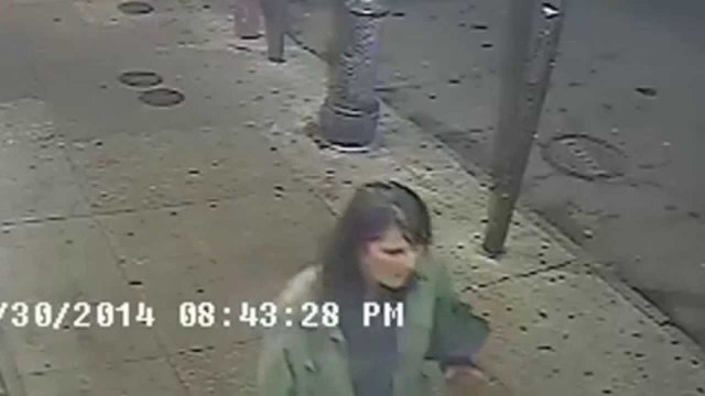 Idąca przez ulice kobieta losowo dźga ludzi nożem...