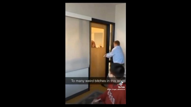 Przestraszony nauczyciel próbował schronić się w klasie