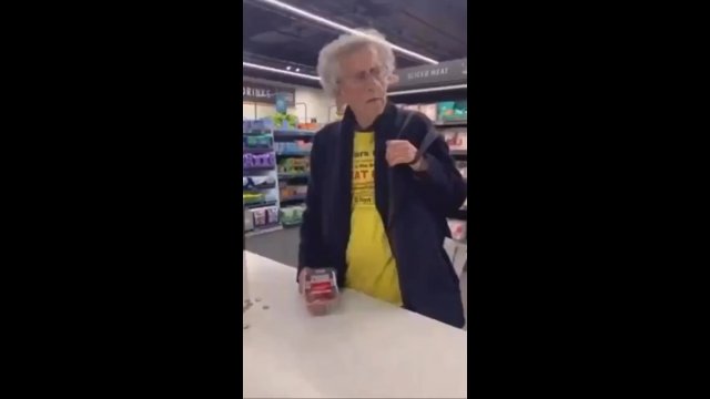 Facet zaprotestował w bezgotówkowym supermarkecie płacąc za paczkę truskawek drobniakami [WIDEO]