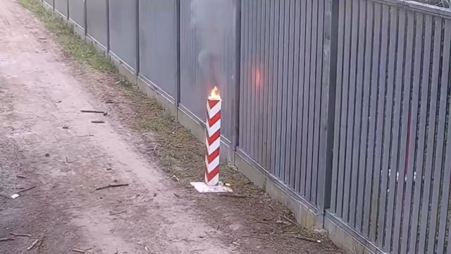Migranci próbowali podpalić znak graniczny na granicy z Białorusią [WIDEO]