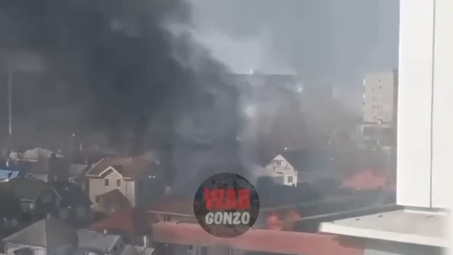 Czołg prorosyjskich separatystów strzelający w budynek w Mariupolu