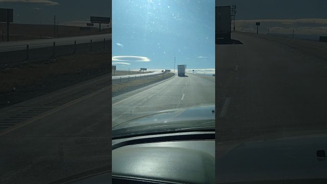 Ciężarówki zostają zdmuchnięte przez wiatr na autostradzie