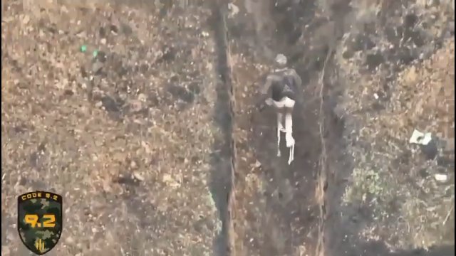 Atak ukraińskiego drona. Rosjanin musiał uciekać bez spodni [WIDEO]