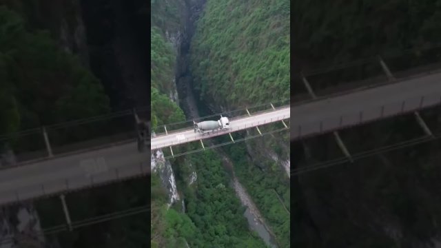 Takie rzeczy tylko w Chinach. Zbudowali tymczasowy most 300 metrów nad ziemią [WIDEO]