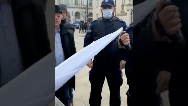 Agresywne zachowanie policjanta na Krakowskim Przedmieściu w Warszawie