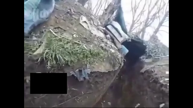 Ukraiński żołnierz używa granatów, aby wypchnąć rosyjskiego żołnierza z ukrycia i strzela do niego