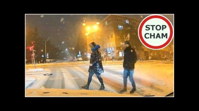 Koszmar na przejściu dla pieszych - czerwone światło, śnieg i kaptur na głowie