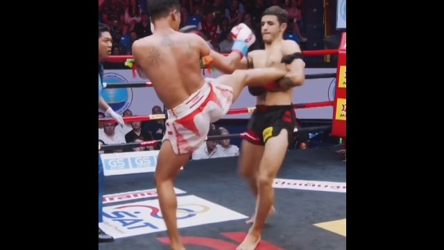 Bardzo unikalne uderzenie zawodnika Muay Thai