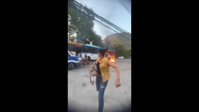 Zirytowany pasażer podpalił w Rio de Janeiro autobus, który chwilę wcześniej się popsuł [WIDEO]