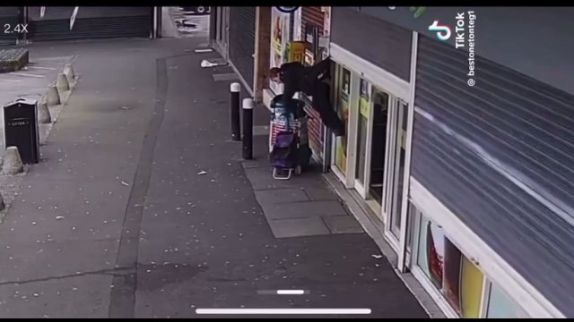 Kobieta została "porwana" przed sklepem przez roletę antywłamaniową [WIDEO]
