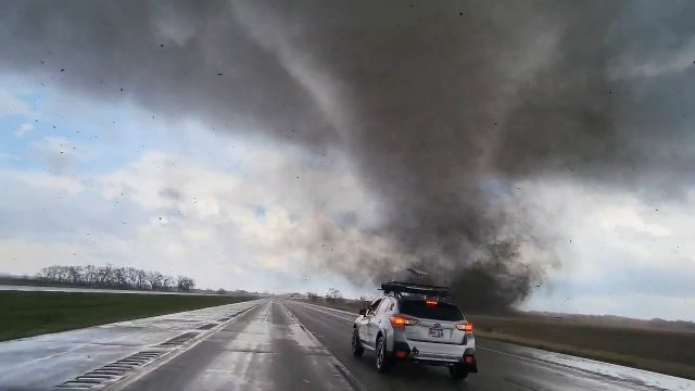 Niezwykłe nagranie tornada, które pojawiło się w Nebrasce [WIDEO]