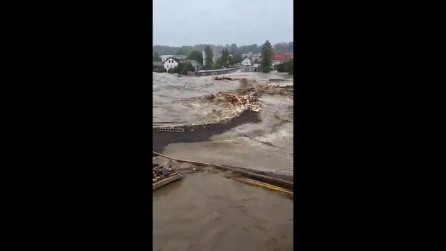 Moment porwania przez nurt mostu w Głuchołazach