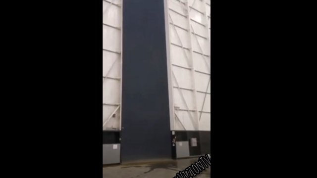 Taki tam deszczyk w Alabamie. 40 sekund ulewy nagrane przez drzwi hangaru.