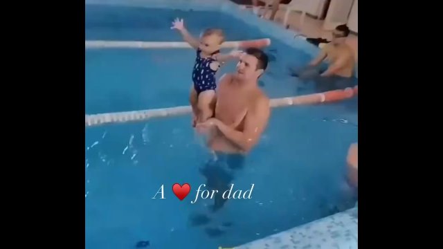 To miała być pierwsza lekcja pływania. Dziewczynka czuła się na basenie jak ryba w wodzie [WIDEO]
