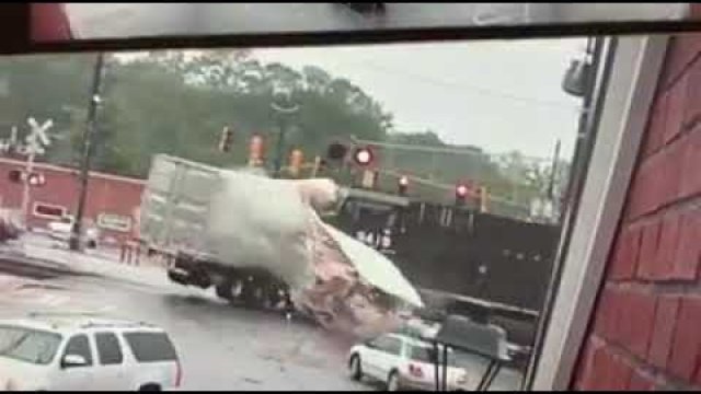 Ciężarówka utknęła na torach