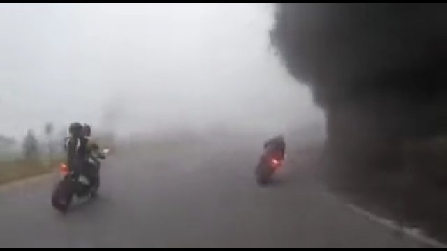 Zapierniczanie motocyklem we mgle. To nie był dobry pomysł