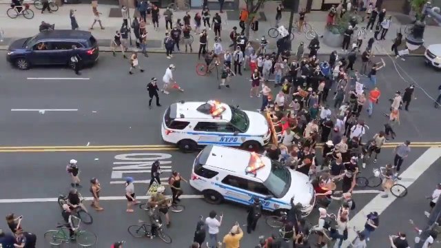 Policja w Stanach radzi sobie z tłumem