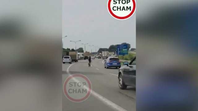 Szok! Rowerzysta zajeżdża drogę kierowcy na... autostradzie A4 w Balicach [WIDEO]