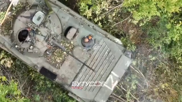 Granat zrzucony na rosyjski BMP-2 zmusił kierowcę do ucieczki