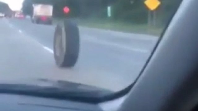 "Uciekająca" opona uderza w Jeepa na autostradzie