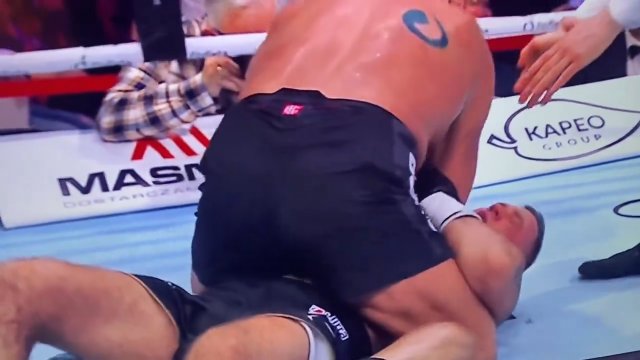 Skandaliczna sytuacja! Polski bokser obalił rywala i zadał mu ciosy łokciem w parterze! [WIDEO]