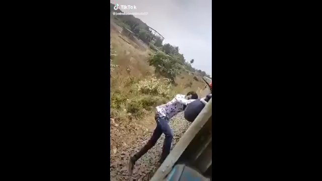 Chłopak cudem uniknął śmierci. Spadł z jadącego pociągu próbując nagrać TikToka