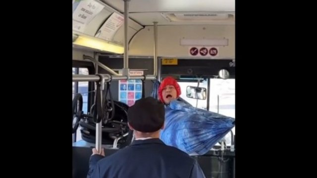 Kierowca autobusu kontra koleś, który zdecydował się na przejażdżkę w hamaku