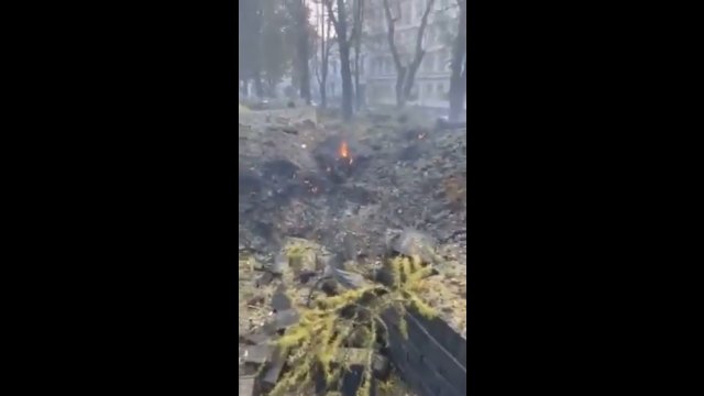 Krater po uderzeniu rakiety w parku im. T. Szewczenki w Kijowie