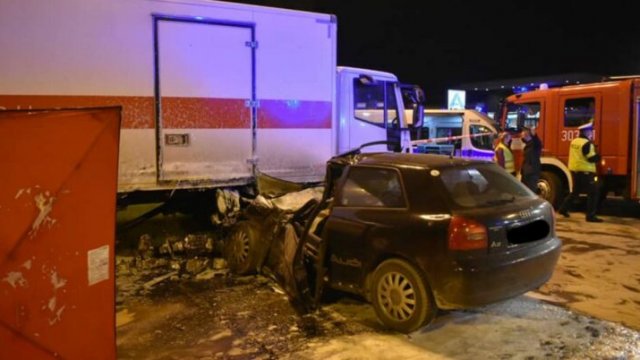 Koszmarny wypadek w Łodzi. Audi wbiło się w pocztową ciężarówkę