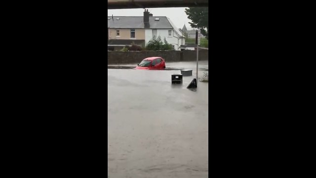Kierowca próbował pokonać zalaną drogę. To nie miało prawa się udać!