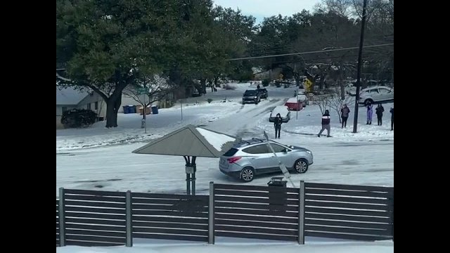 Zwykły dzień w Teksasie... Ludzie starają się zapanować nad autami będąc na śliskiej nawierzchni