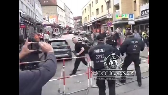 Uzbrojony napastnik postrzelony w Hamburgu przed meczem Polska – Holandia [WIDEO]