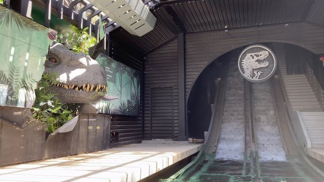 Atrakcja parku rozrywki Jurassic Park w Hollywood.