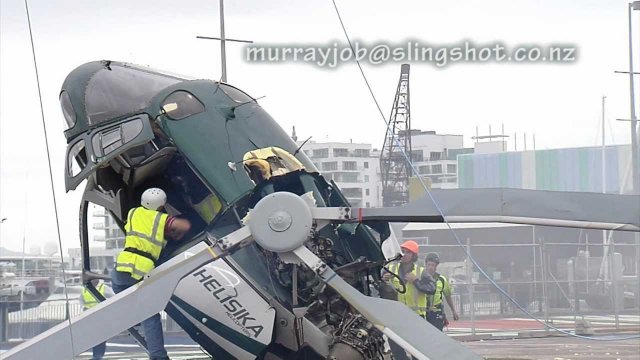 Helikopter zaczepia drut, który nie odłączył się po zrzuceniu ładunku
