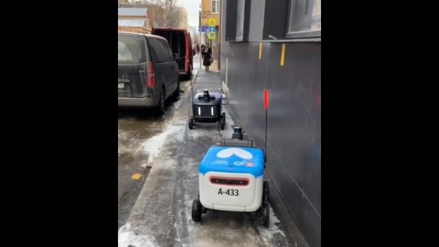 Roboty dostarczające jedzenie spotkały się na chodniku. I pojawił się problem [WIDEO]