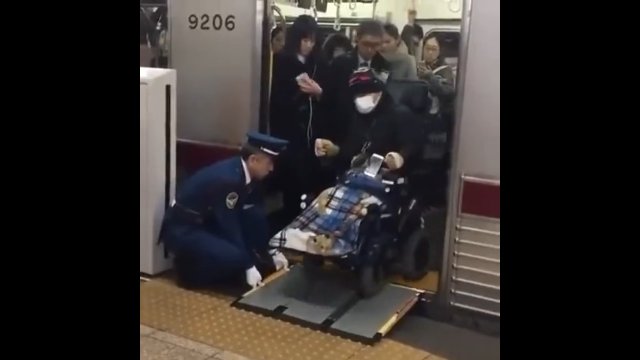 Japońskie metro jest wyjątkowo przyjazne dla osób na wózkach inwalidzkich