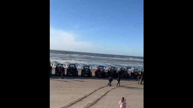 Setka traktorów na plaży. Strajk rolników przed rezydencją Emmanuela Macrona [WIDEO]