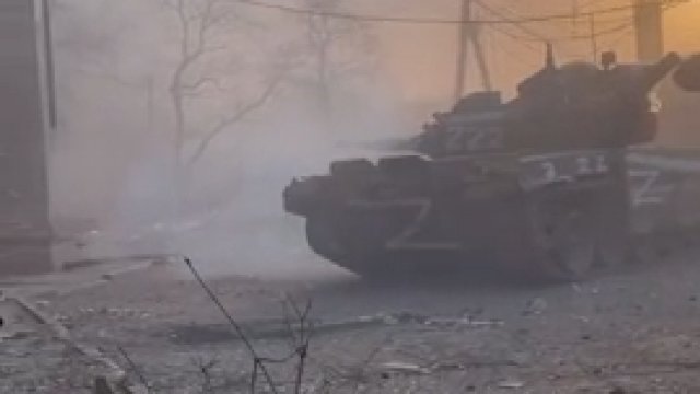 Rosyjskie czołgi w akcji w Mariupolu. 27 marca 2022 r.