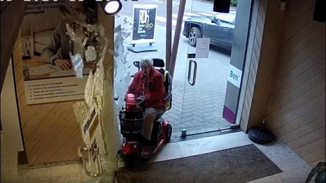 Babcia na wózku elektrycznym nie zamierzała pieścić się z drzwiami [WIDEO]