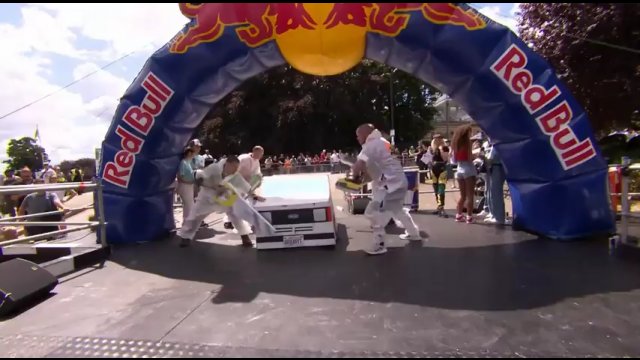 Zbyt szybka jazda podczas Wyścigu Mydelniczek Red Bull (Soapbox Race)
