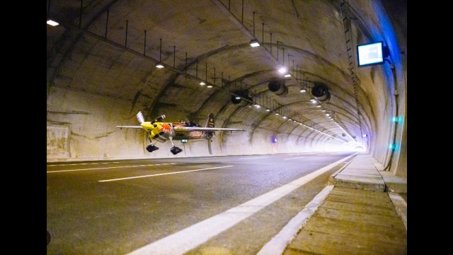 Pilot przeleciał samolotem przez tunel na autostradzie! [WIDEO]