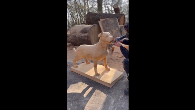 Facet na zamówienie rzeźbił w drewnie podobizny zmarłych psów