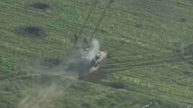 Rosyjscy żołnierze uciekający ze zniszczonego czołgu